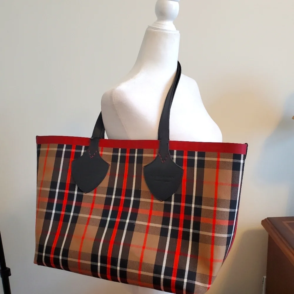 BURBERRY oversized reversible tote - Picture 4 of 11